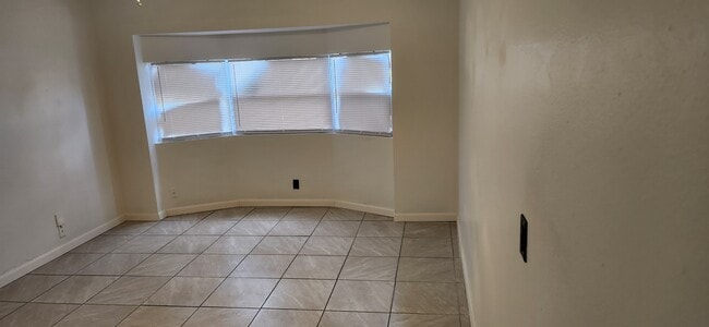 Building Photo - 212 Redbud Ln