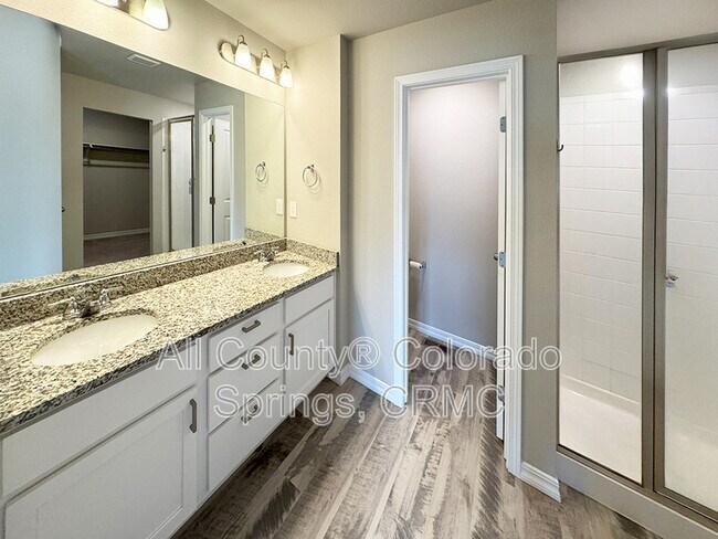 Building Photo - 5975 Mumford Dr.