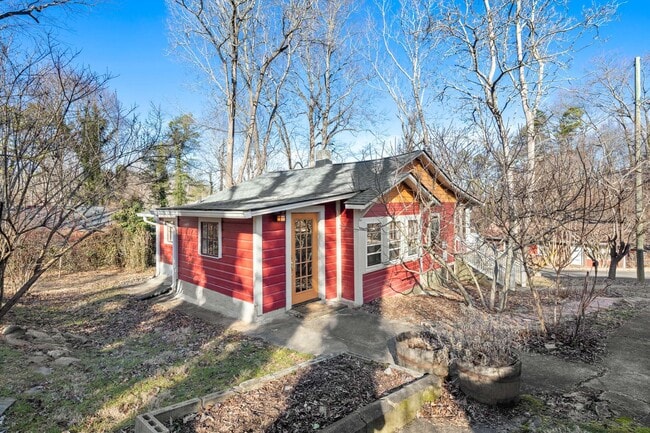Building Photo - West Asheville Cottage