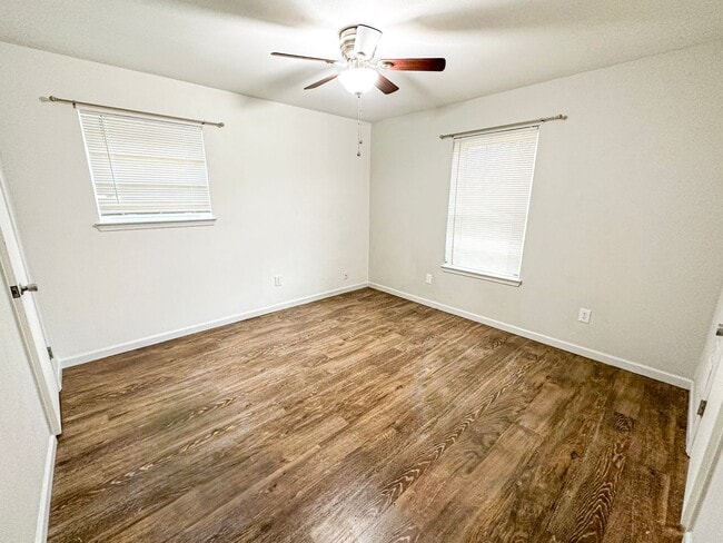 Building Photo - 4 Bedroom, 2 Bathroom Home in Woodway, TX!