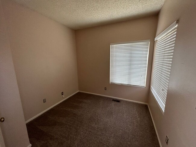 Building Photo - 2 Bed/ 1.5 Bath Home
