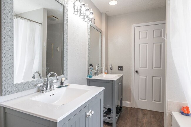 Building Photo - 4Bd/3.5Ba Home Available