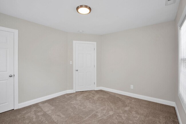 Building Photo - 2 Bedroom 1 Bath In Fayetteville- Small Do...