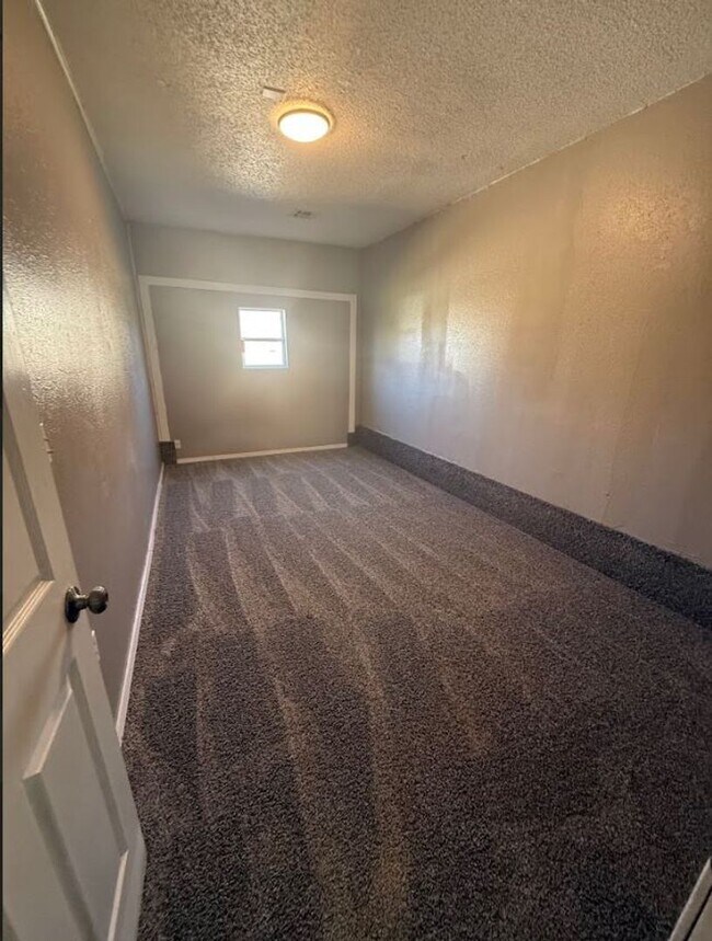 Building Photo - Charming 5 Bedroom House