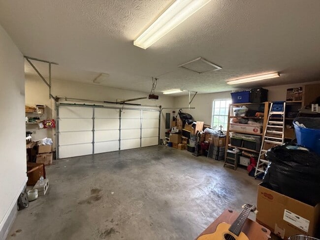 Building Photo - Comfort, Convenience, and Great Location!!