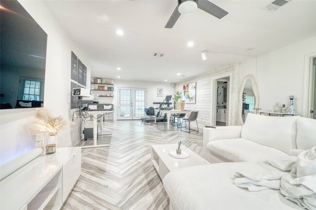 Building Photo - 5911 Dawnridge Dr