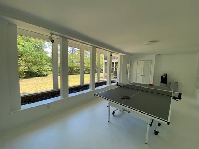 Building Photo - Welcome to this stunning fully furnished 4...