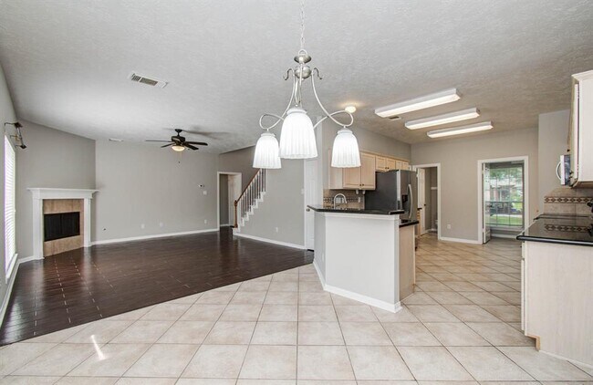 Building Photo - 911 E Hampton Dr