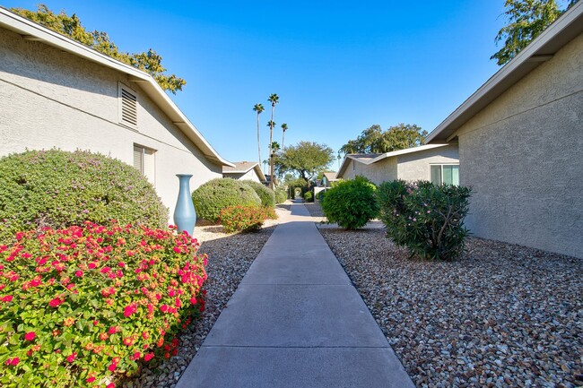 Building Photo - Updated 2 Bedroom, 2 bathroom located in a Gated Community!! Like living at a Resort!  Available ...