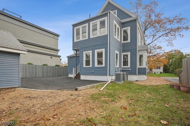 Building Photo - 19 Ashwood Ave