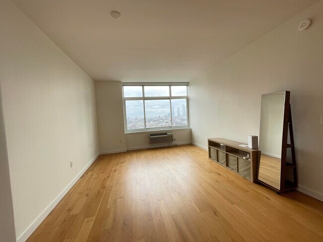 Building Photo - 110 1st St