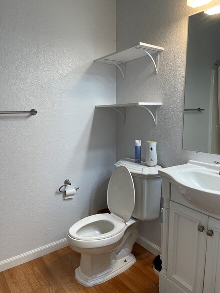 bathroom with tub - 250 Del Verde Cir