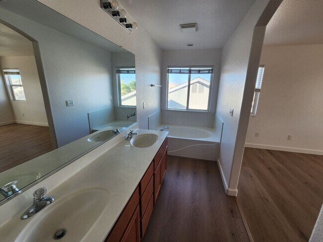 Building Photo - Beautiful 5 bed/4 bath home in Santa Nella!