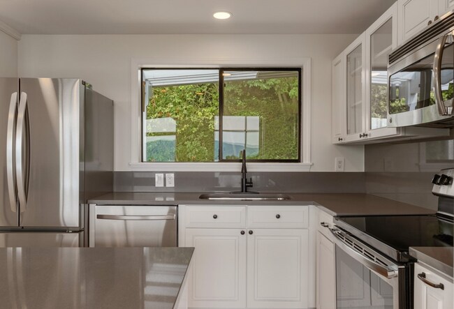 Building Photo - Elegant 4 bed home with Lake Sammamish Vie...