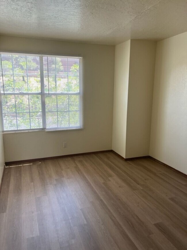 Building Photo - Charming Townhouse Complex . This diamond ...