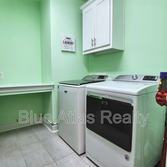 Building Photo - 4983 Stornoway Dr