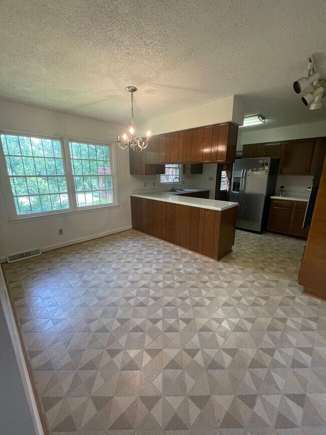 Building Photo - 2 bedroom 3 bath  Mid- Century style home!...