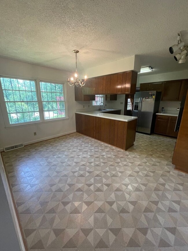 Building Photo - 2 bedroom 3 bath  Mid- Century style home! This home has a wonderful outdoor area great for Enter...