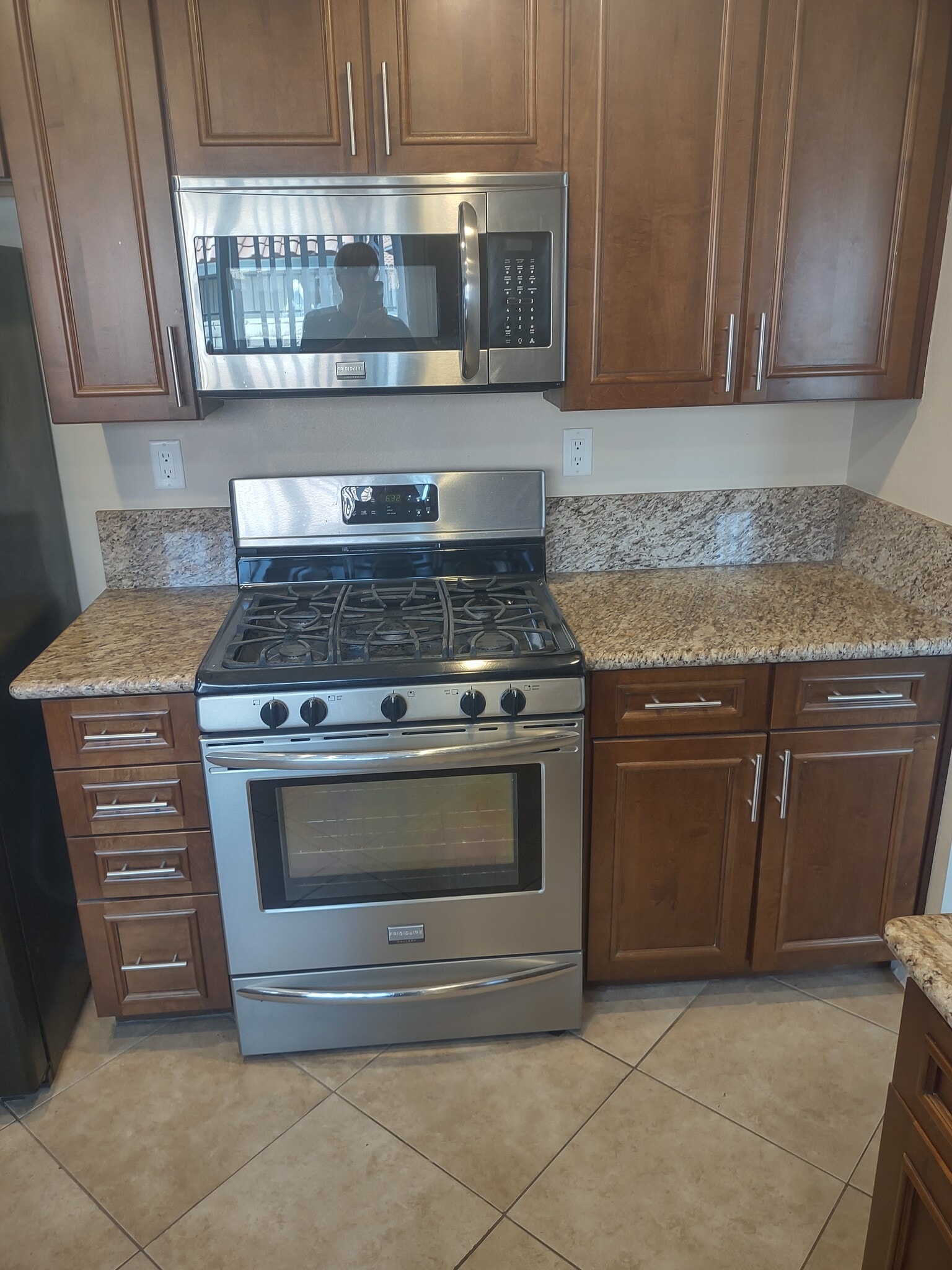 Stove and Refrigerator - 322 Esquina Dr