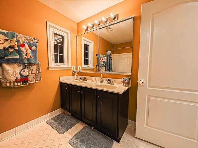 Building Photo - Lavish 4 Bed 3.5 Bath Home With Sunroom & Large Recreation Room In Desired South Riding