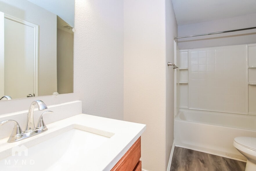 Building Photo - 4613 Redbud Dr