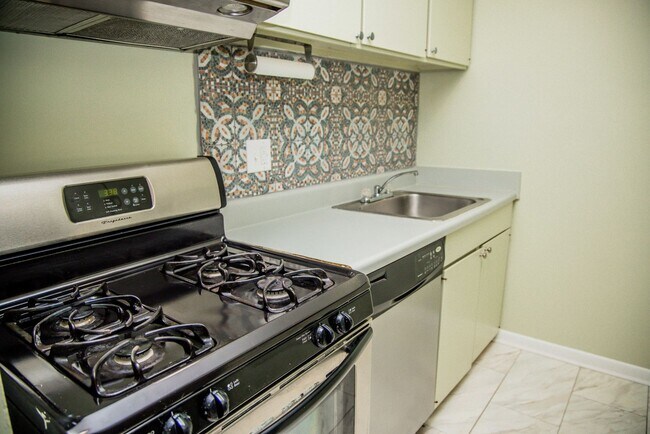Building Photo - One Bedroom Condo in Barracks West
