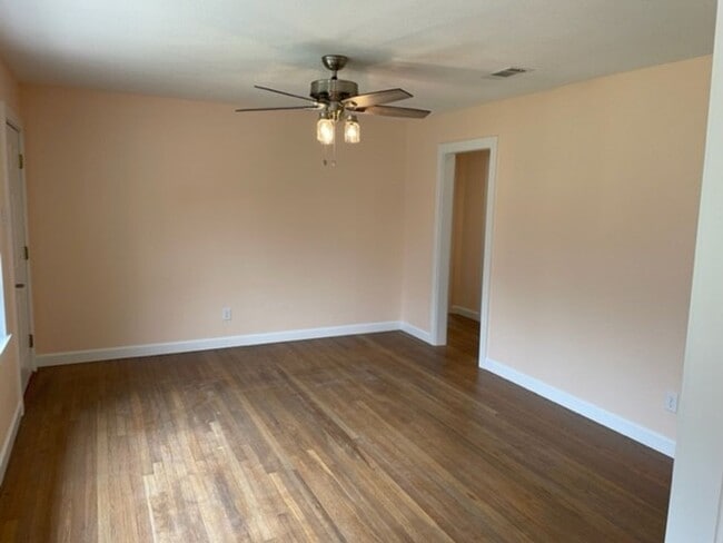 Building Photo - Cute beach bungalow in Biloxi, MS!