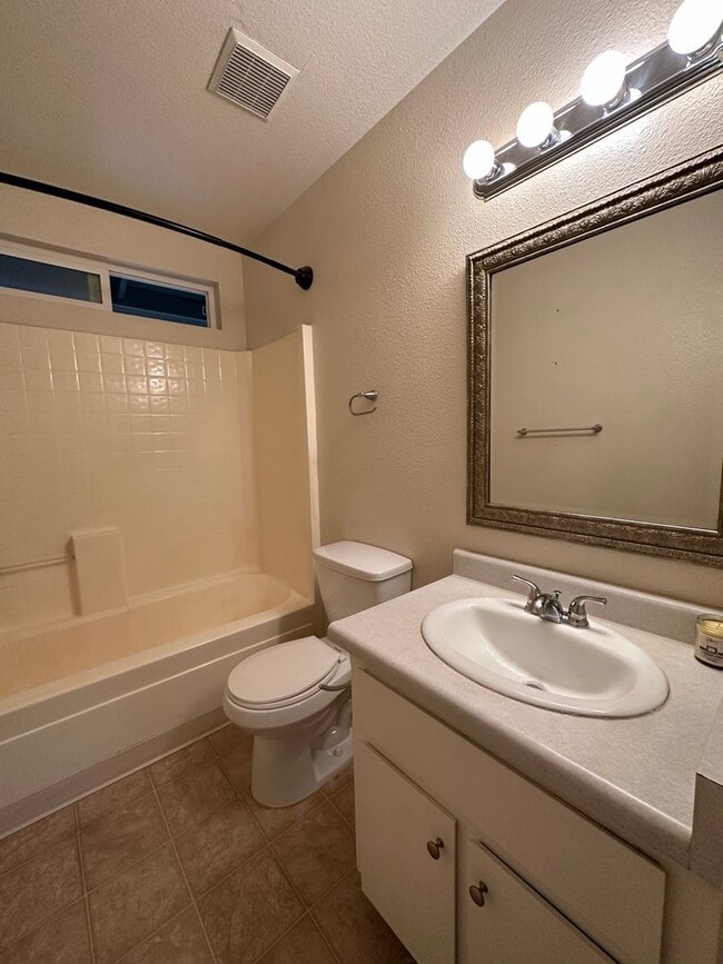 Building Photo - Cute well maintained home, convenient Anderson location