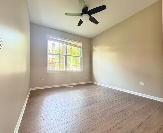 Building Photo - 2437 Oneida Ln