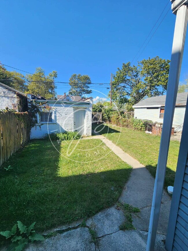Building Photo - "Charming 2 possible 3-Bedroom Home on Uta...
