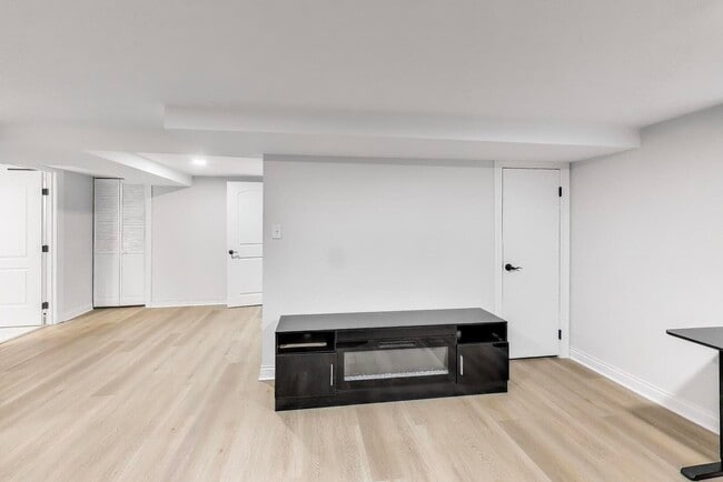 Building Photo - 408 S Maple St