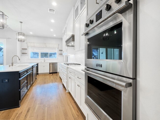 Building Photo - High-End Executive Living in Gated South Tulsa Community