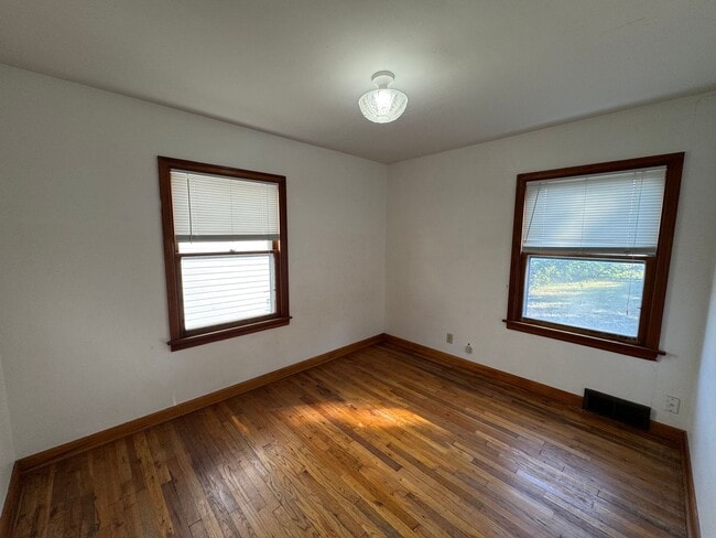 Building Photo - 2 bedroom, 2 bath house located near water...