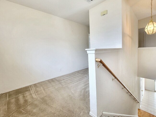 Building Photo - Charming 3/BR 2.5/BA Home with Bright Inte...