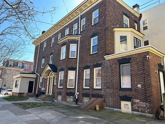 Building Photo - 328 N 40th St
