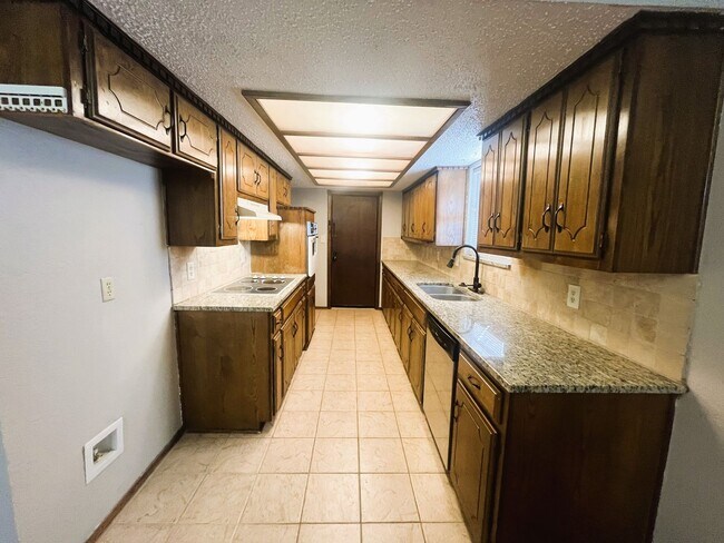 Building Photo - Norman. 3 bed, 2bath, 2 car garage with storm shelter