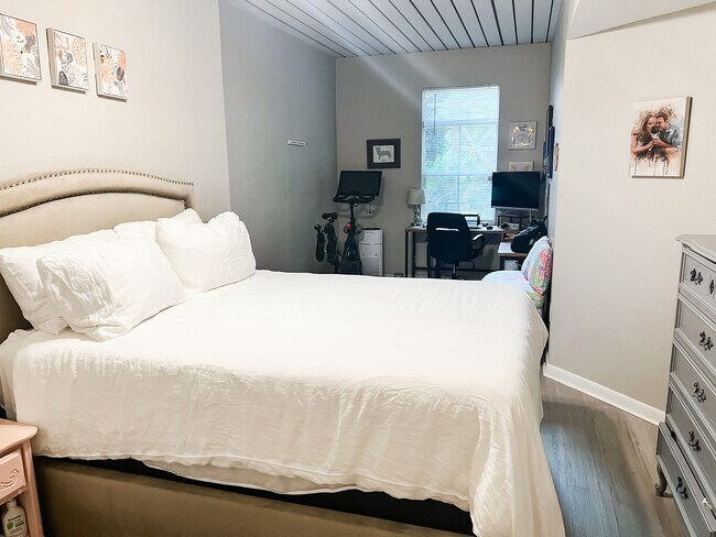 Building Photo - 2411 W Horatio St