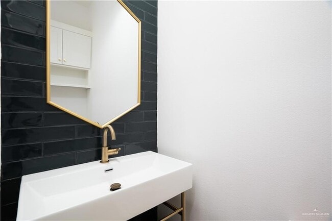 Building Photo - 2701 Windsor St