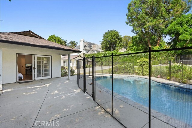 Building Photo - 18433 Tarzana Dr