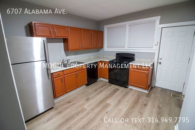 Building Photo - 3 Bed 1.5 Bath HOUSE!!! Huge fenced backya...