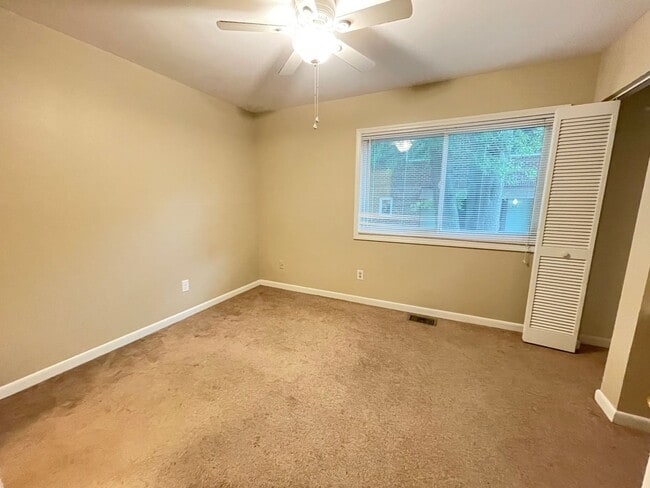 Building Photo - Sleek, Stylish 2br 2ba upper level condo in Chancellor Square, walking distance to Campus, downtown!