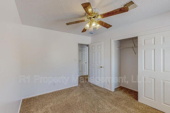 Building Photo - 1729 Chamisa Rd NE