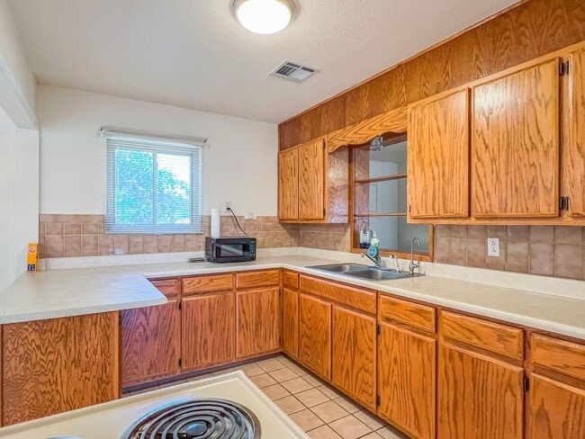 Building Photo - Spacious 3 Bedroom 2 Bath Home on Corner Lot