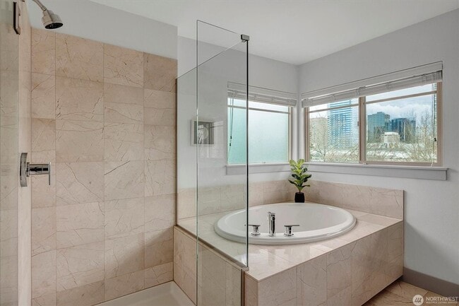Building Photo - 3Bd/2Ba Bellevue Condo