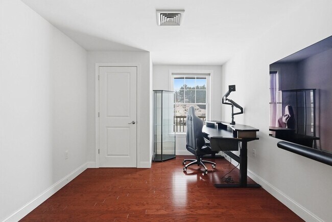 Building Photo - 855 Main St