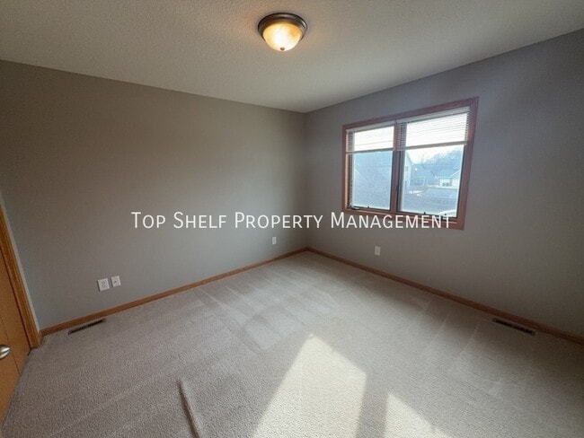 Building Photo - 4404 SW Elm Ct