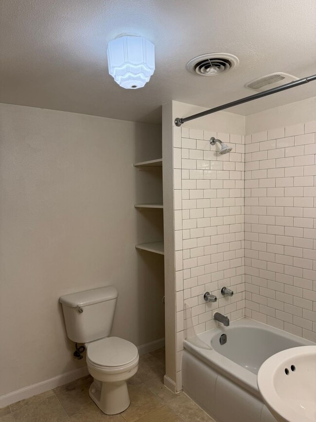 Building Photo - Barger area, 2 bedroom, 1 bath, large back...