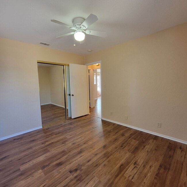 Building Photo - Adorable 2 bed 1.5 bath house with HUGE yard!!