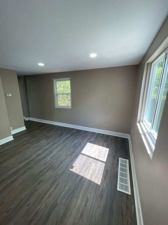 Building Photo - Beautifully renovated 5 bed 2 bath home re...