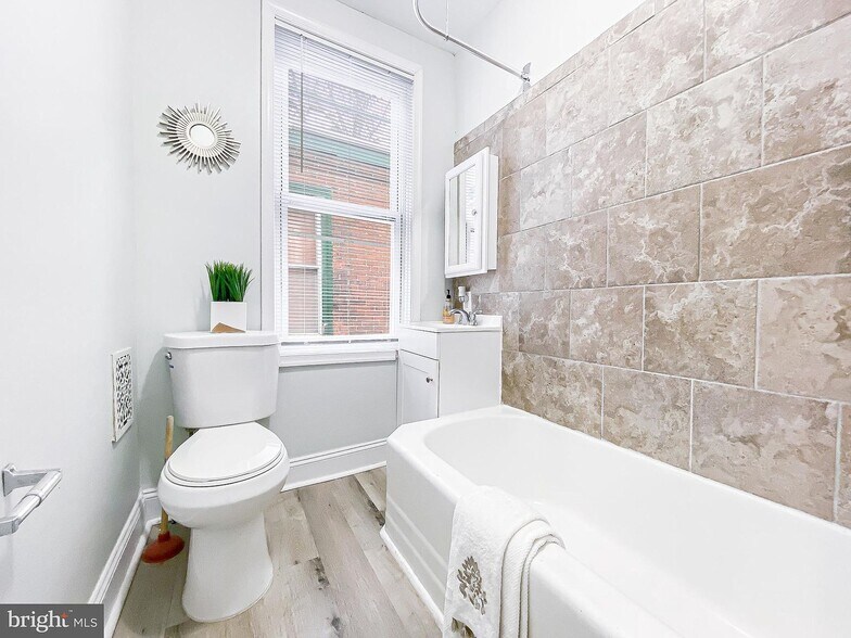 Bathroom - 2556 N Bouvier St